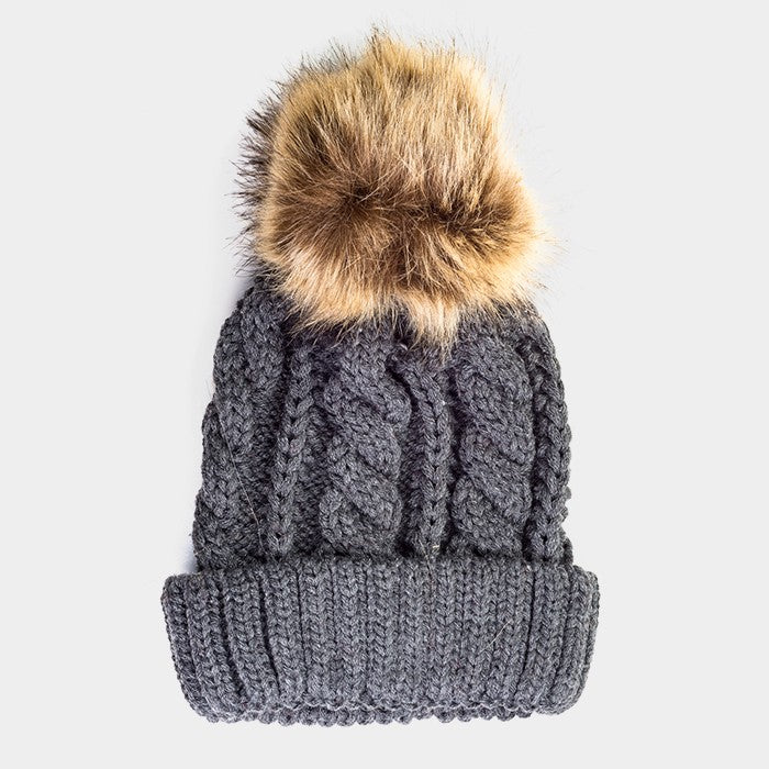 HATEGORY Cable knit beanie hat with faux fur pom pom