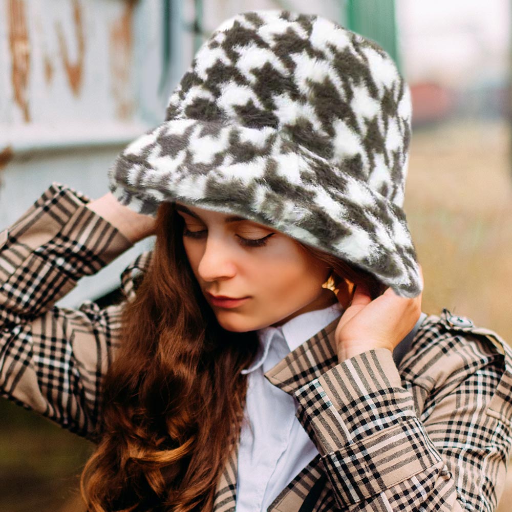 HATEGORY Houndstooth Patterned Faux Fur Bucket Hat