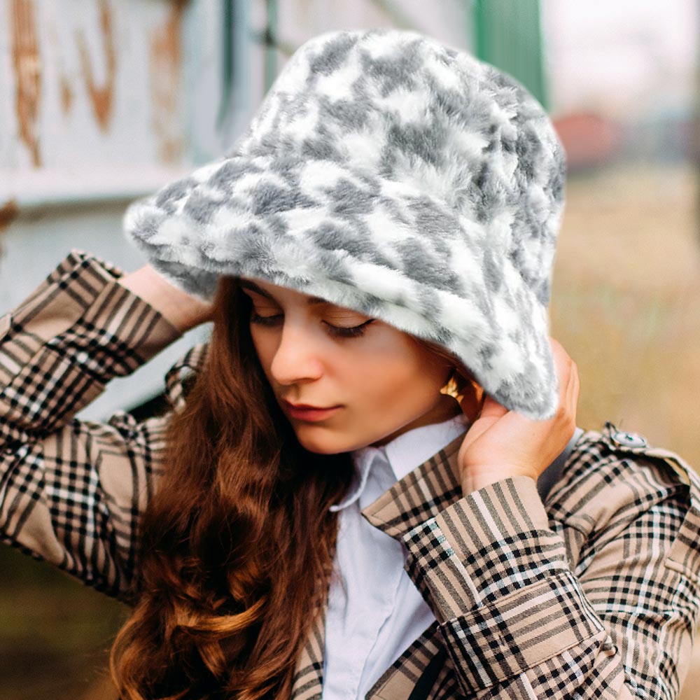 HATEGORY Houndstooth Patterned Faux Fur Bucket Hat